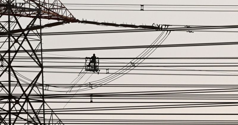 «الكهرباء» تعيد التيار إلى المناطق الزراعية والصناعية.. وتبدأ في «السكنية»