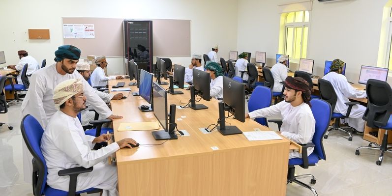 تعزيز جهود تطوير سوق العمل ومنظومة الرعاية العمالية بظفار