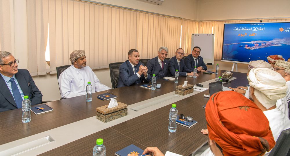 وفد جزائري يطلع على منظومة النقل واللوجستيات بظفار
