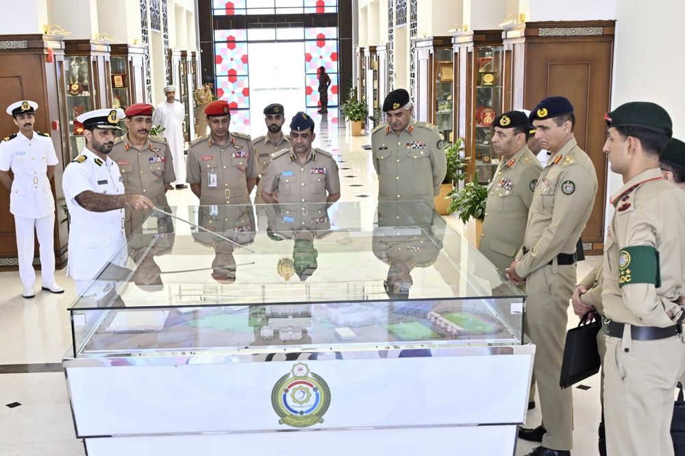 وفد باكستاني يزور الكلية العسكرية التقنية ومركز الأمن البحري