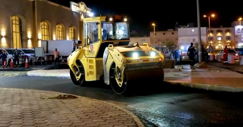 «الأشغال» تواصل أعمال الصيانة الجذرية للطرق بمنطقة المنقف