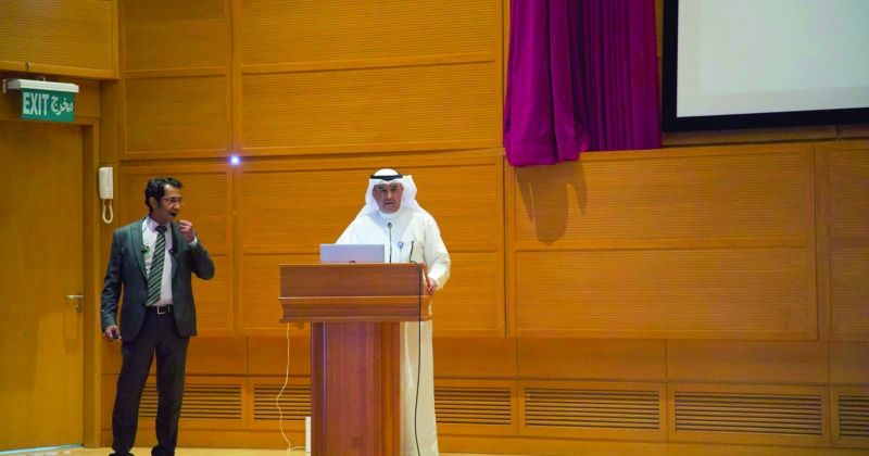 الفجام متحدثاً وإلى جانبه الحنيان