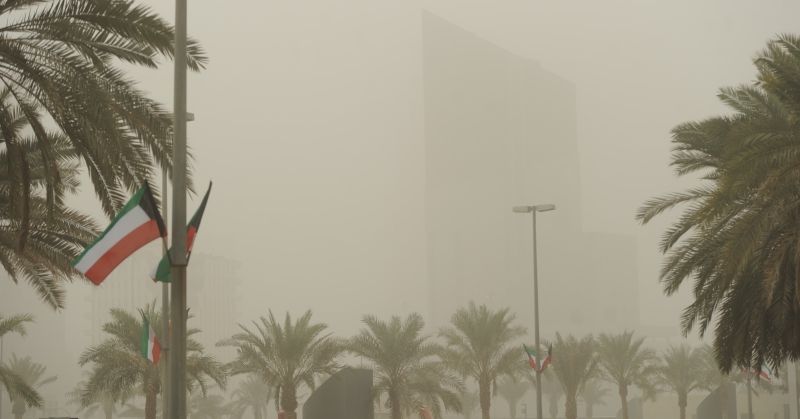 «الأرصاد»: طقس مائل للحرارة مع فرصة لأمطار خفيفة وغبار