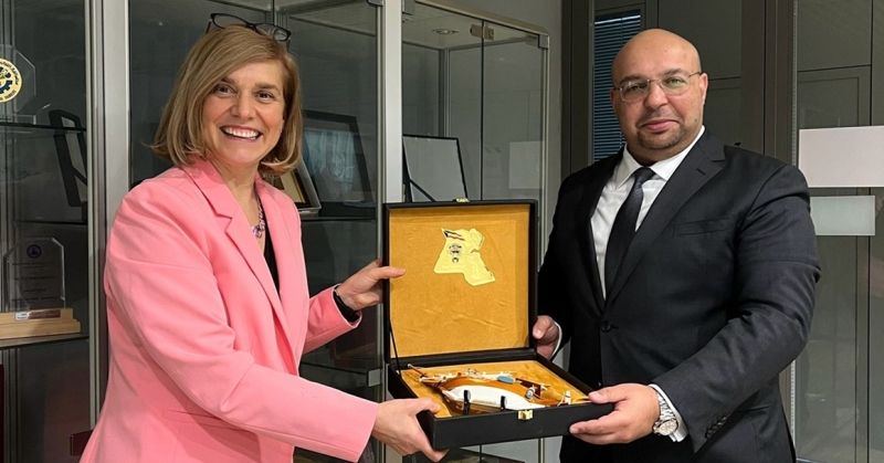 السفير الفصام يقدم إلى ماريانا ماريجك هدية تذكارية