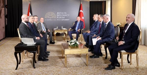 الرئيس التركي يستقبل رئيس الوزراء الفلسطيني على هامش مشاركته في منتدى أنطاليا