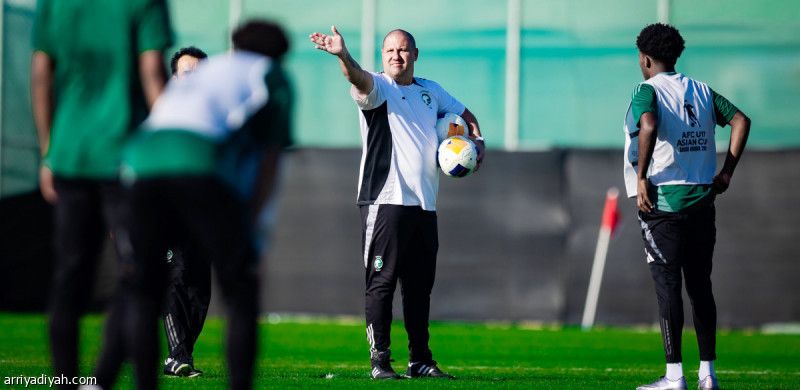 الأخضر.. جورجي يعيد العتيبي والدوسري