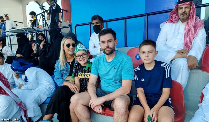 مهندس إنجليزي يلاحق الصقر الصغير