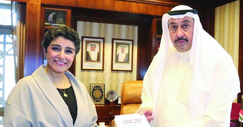 الحمود مُتسلّماً نسخة من كتاب الأكاديمية نورة شعيبي