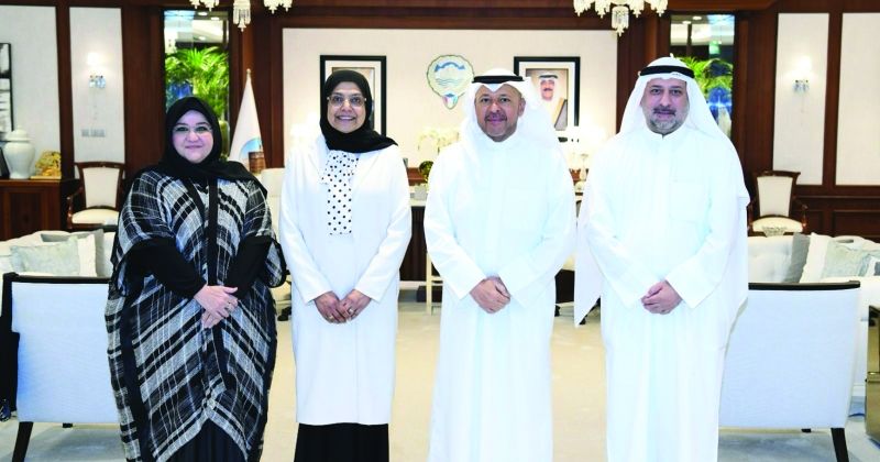 محافظ الفروانية متوسطاً ممثلي مكتب المدن الصحية بوزارة الصحة