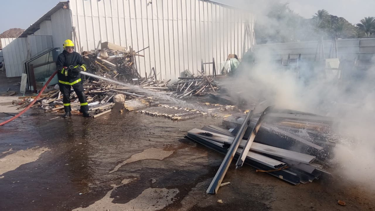 السيطرة على حريق نشب في مخزن بولاية ‎سمائل