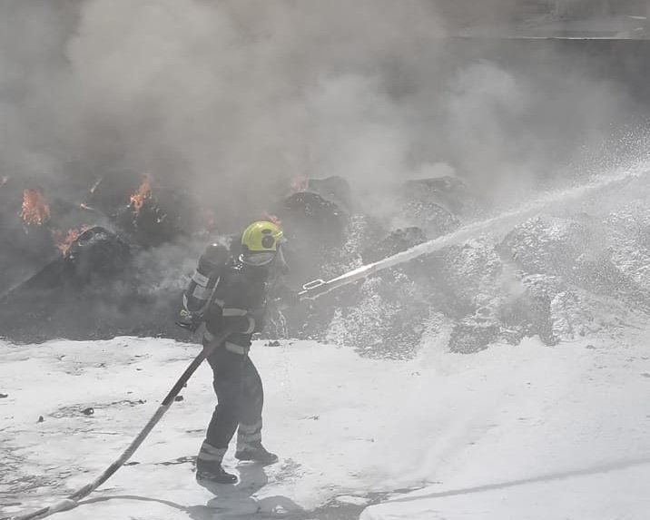 السيطرة على حريقٍ شب في إطارات ومخلّفات بولاية بركاء