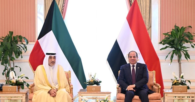 الرئيس المصري يستقبل في مقر إقامته بقصر بيان رئيس مجلس الوزراء بالإنابة