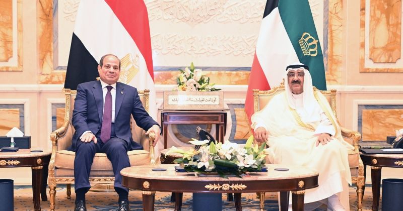 سمو الأمير لدى استقباله الرئيس المصري