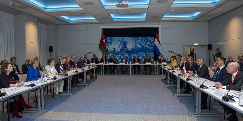 لقاء عُماني-هولندي في أمستردام يجمع مسؤولين ورجال أعمال من البلدين