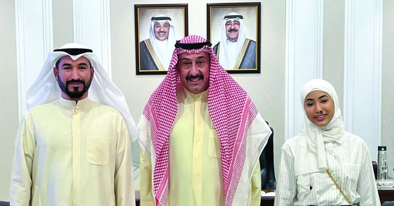 الحمود يكرّم فاطمة الشواف بعد استحسانه تلاوتها للقرآن