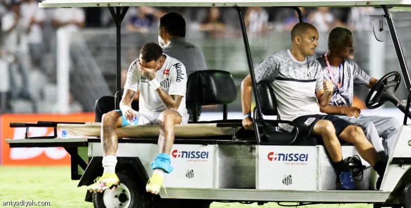 بعد 34 دقيقة.. نيمار يخرج باكيا