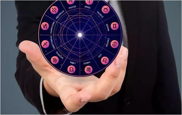 بيعيشوا مشاعر غيرهم كأنها بتاعتهم.. أبراج مرهفة المشاعر تتأثر من أقل كلمة | اكتشف أكثر الأبراج حساسية وتأثرًا بمزاج اللي حواليهم - هل أنت منهم؟