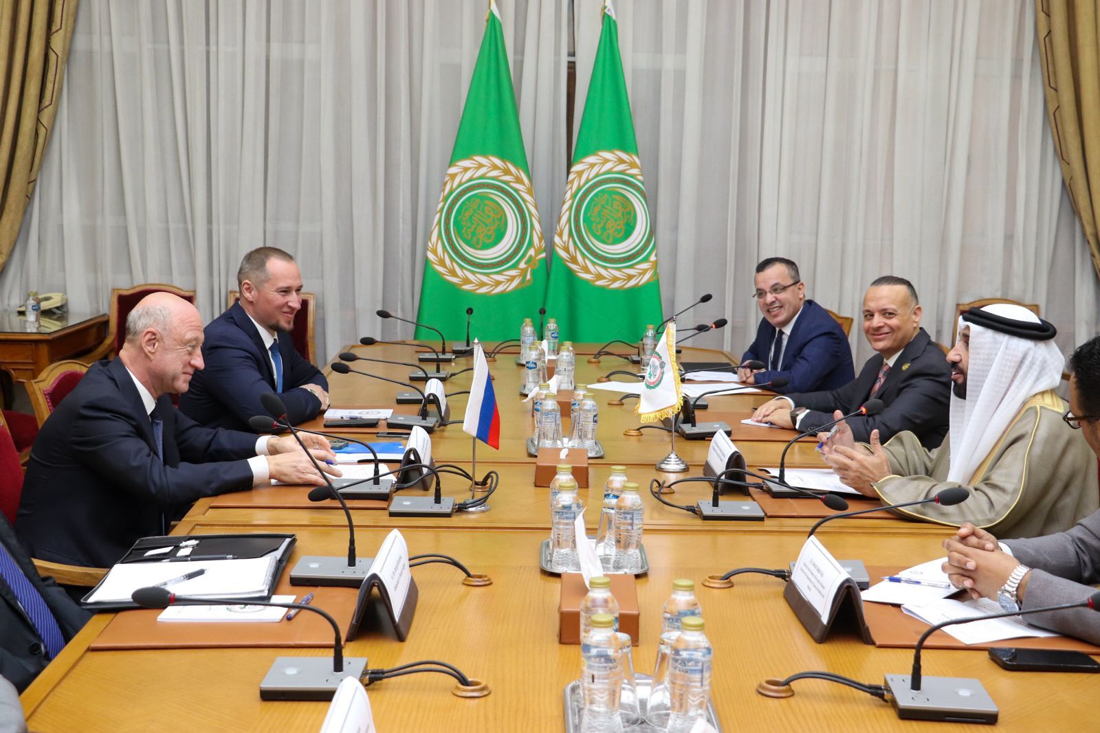 باباكوف واليماحي يؤكدان على أهمية تعزيز العلاقات الروسية العربية