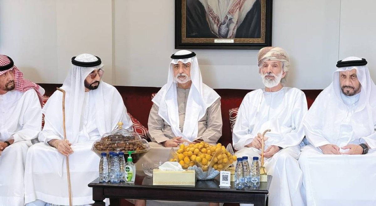 هزاع بن زايد وعبدالله بن زايد يعزيان في وفاة عوض سعيد الكتبي