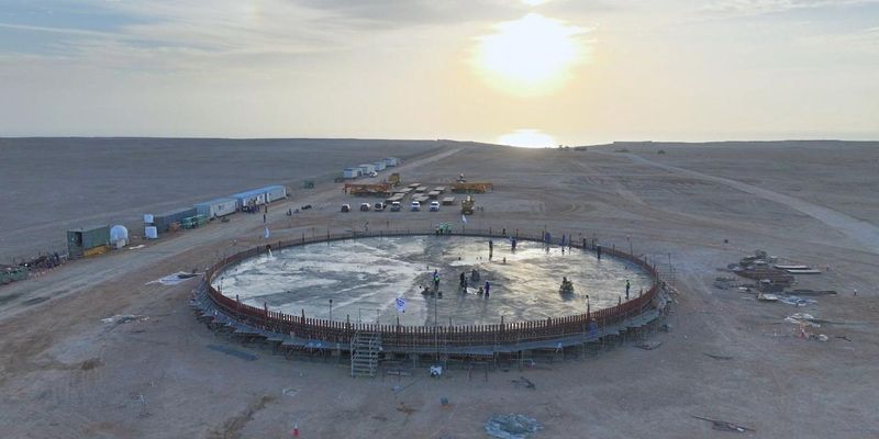 “أكمي” تتلقى 140 مليون دولار كتمويل أولي لمشروع الهيدروجين الأخضر في الدقم