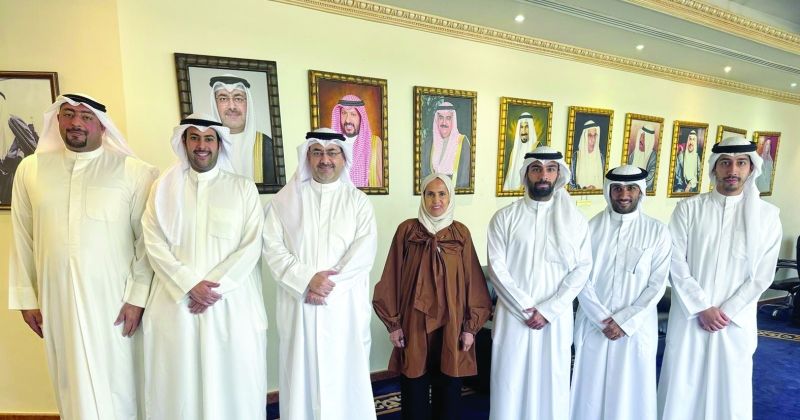 محافظ العاصمة متوسطاً ممثلي «تعاونية الضاحية والمنصورية»