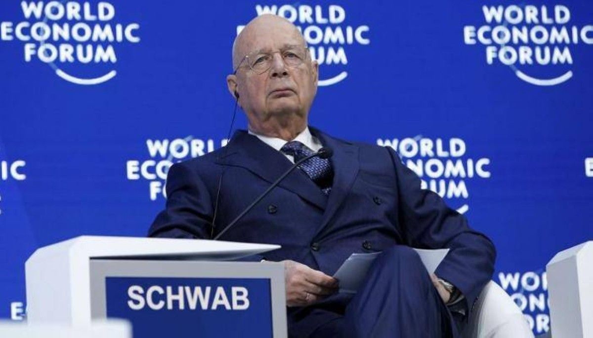 مؤسس المنتدى الاقتصادي العالمي يتنحى عن رئاسته