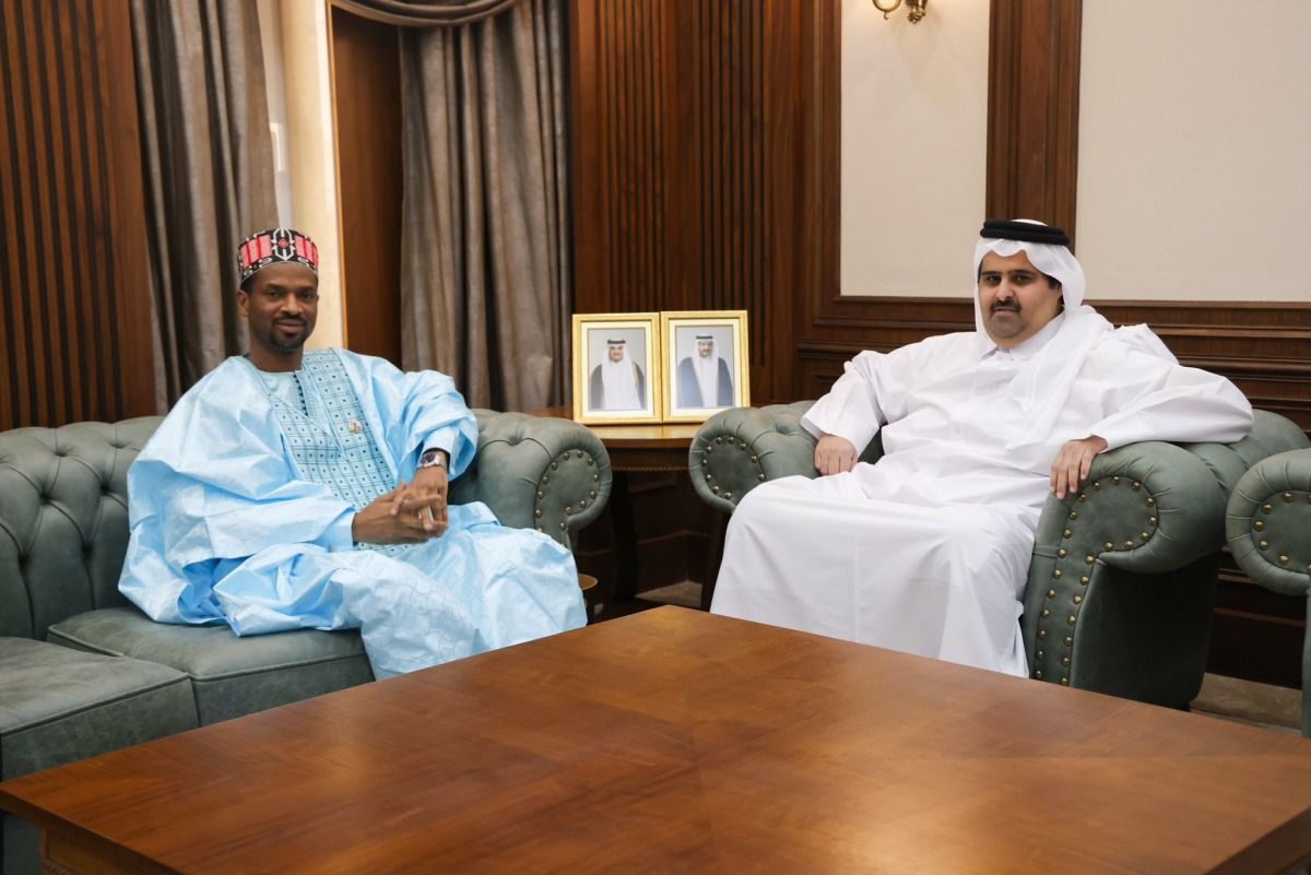 القائم بمهام الرئيس التنفيذي للمؤسسة القطرية للإعلام يجتمع مع السفير الغيني