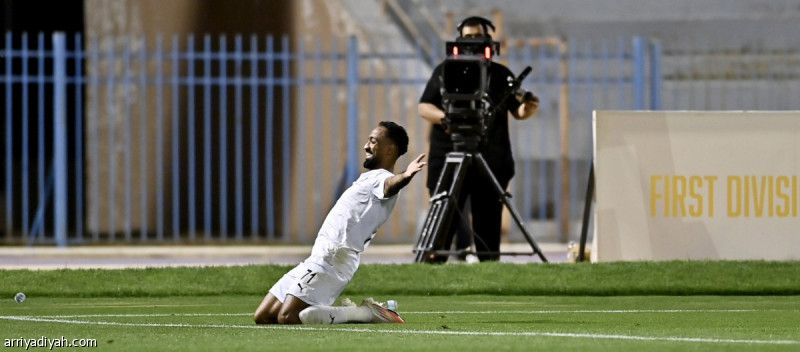 نيوم أول الصاعدين إلى «روشن» قبل 4 جولات