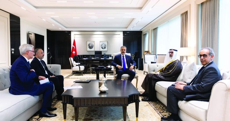 وزير الخارجية التركي مستقبلاً السفير الجابر