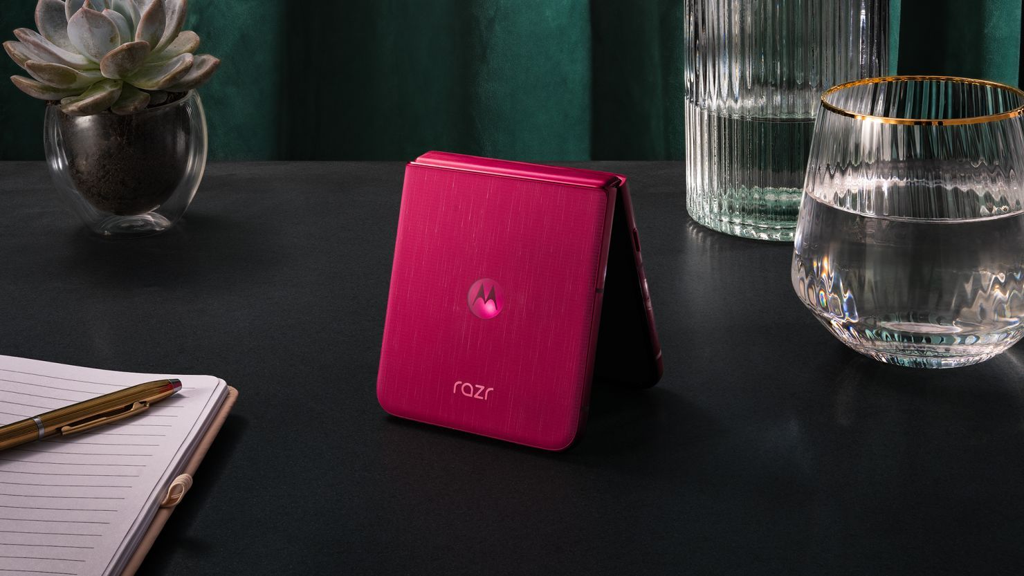 “موتورولا” تطلق هاتف Razr الجديد بتقنيات الذكاء الاصطناعي