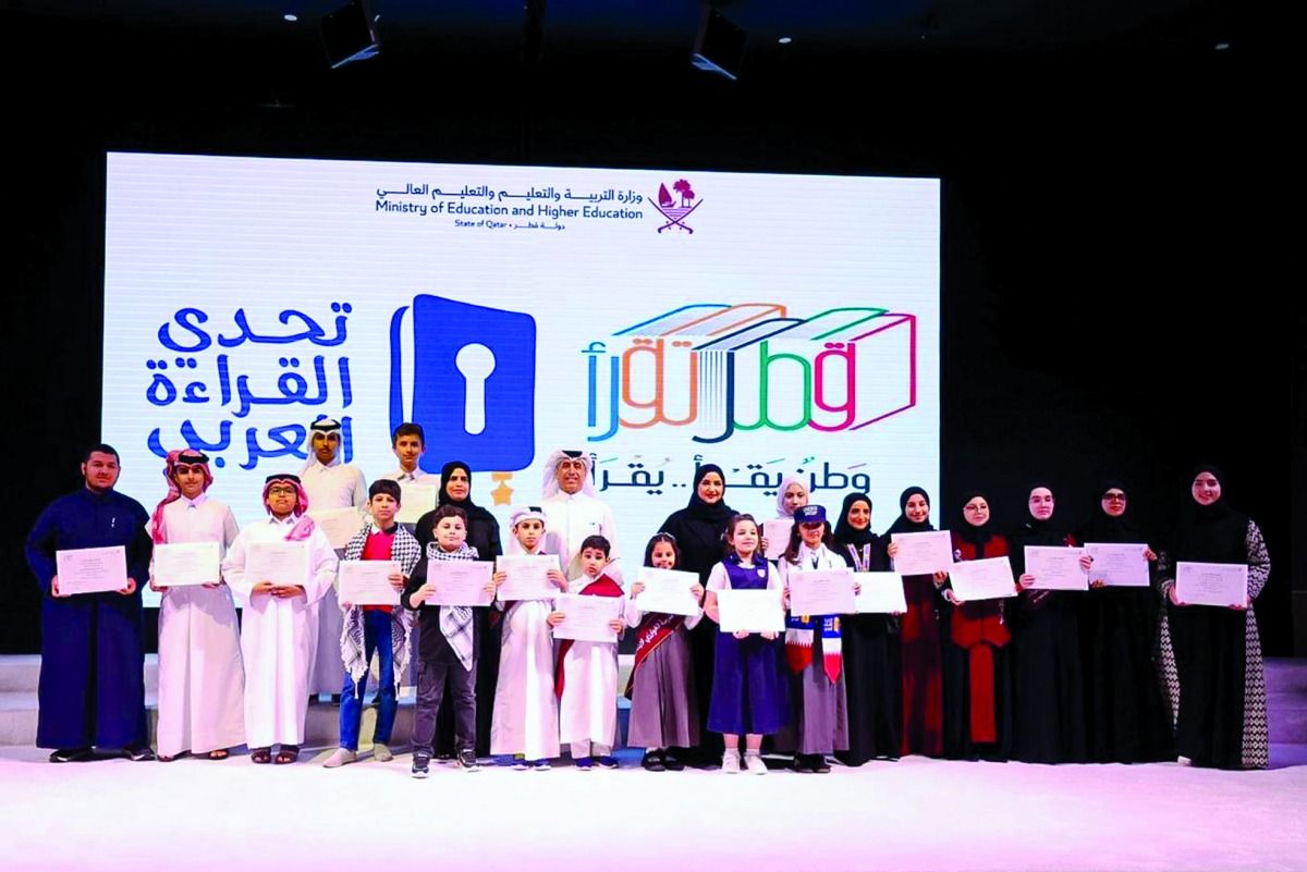 وكيل «التعليم» يُكرّم الفائزين في حفل الختام.. الغلا الهاجري بطلة «أولمبياد» و»تحدي القراءة العربي»