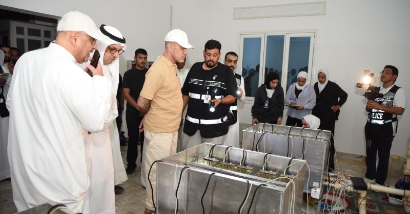 اليوسف والمخيزيم والعمر يعاينون أجهزة تعدين العملات في أحد المنازل