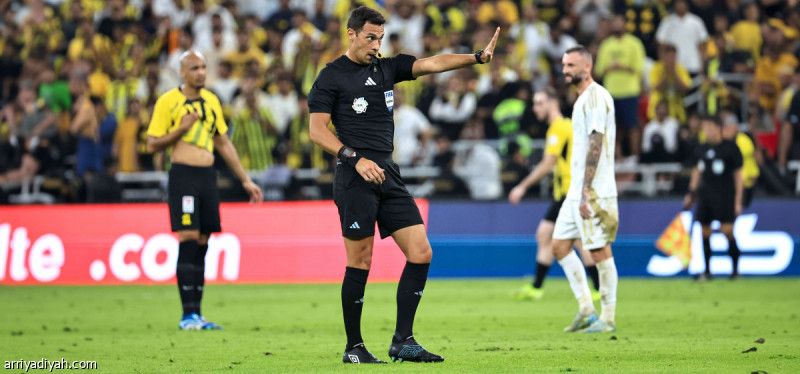 صافرة أجنبية تضبط «الكلاسيكو»