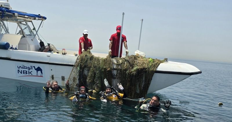 «الغوص» يرفع شباك صيد تزن 200 كيلوغرام من شعاب «أم ديرة» دون إلحاق ضرر بالموقع
