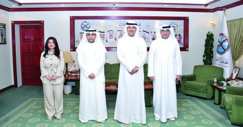 محافظ الأحمد متوسطاً ممثلي جمعية المهندسين