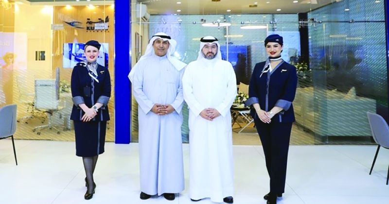 حمود المبارك ورئيس مجلس إدارة «الكويتية» في جناح الشركة بمعرض دبي