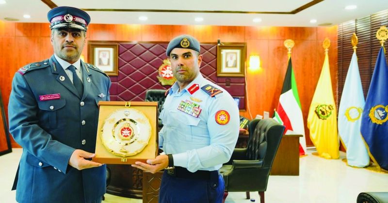 اللواء الجابر يقدم هدية تذكارية للواء الشهواني