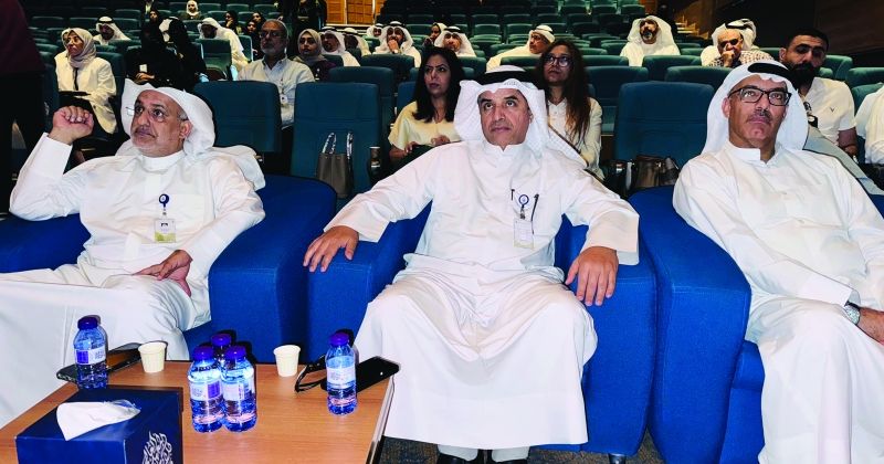 حضور الندوة