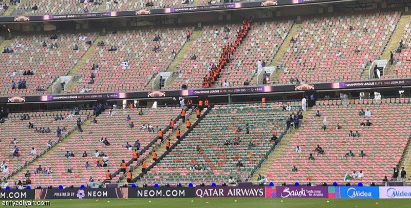 حاجز يقسم مدرجات «الإنماء»