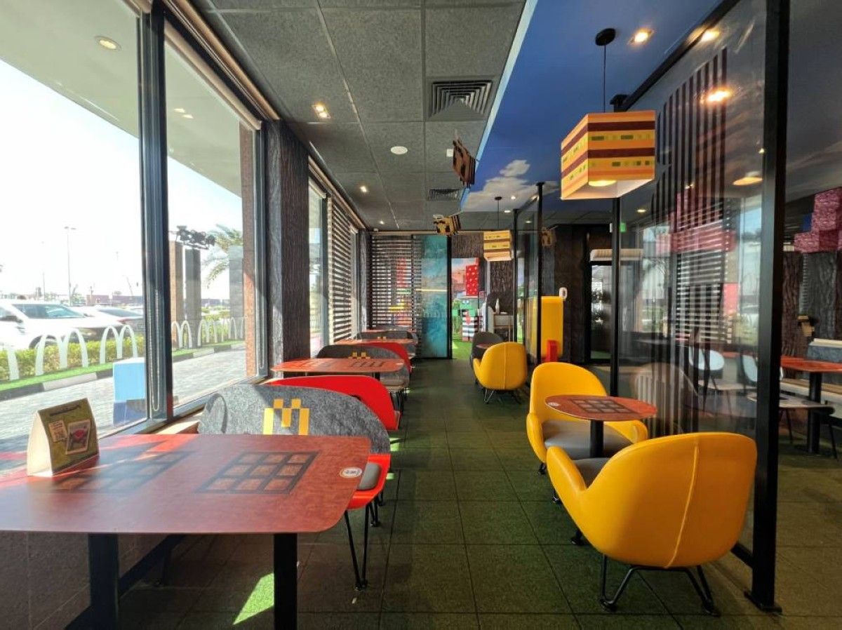 "ماكدونالدز الإمارات" تُضفي الأجواء المبهجة لعالم A Minecraft Movie على فرعها في أبراج بحيرات جميرا