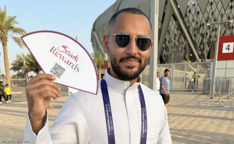 في الملعب.. 55 ألف مروحة ورقية تواجه ارتفاع الحرارة