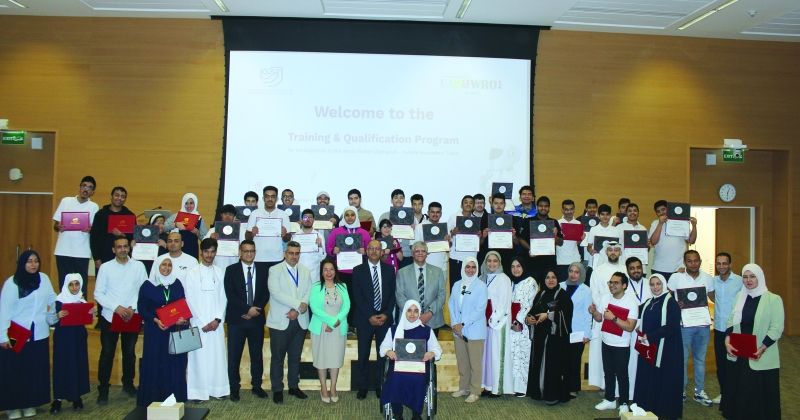 خالد البقاعين ومسؤولو الكلية والطلبة المشاركون في البرنامج التدريبي