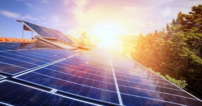 4 محطات «طاقة شمسية» لتعزيز إنتاج الكهرباء