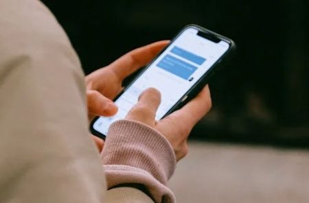 أبل ترسل تحذيرات من برنامج تجسس لمستخدمي آيفون في 100 دولة