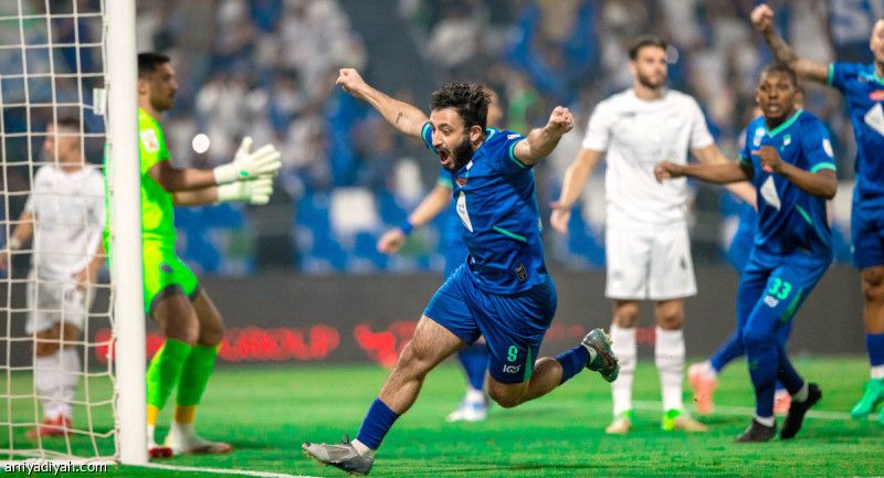 الفتح يلحق الشباب بالأخدود والرائد