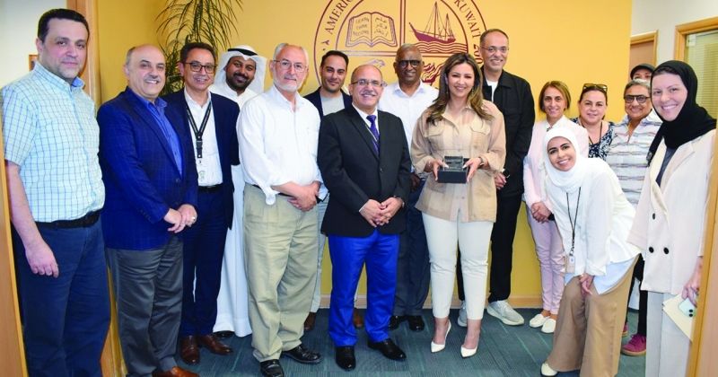 طيبة الحميضي تتسلم درع التكريم مع أعضاء هيئة التدريس في كلية إدارة الأعمال والاقتصاد