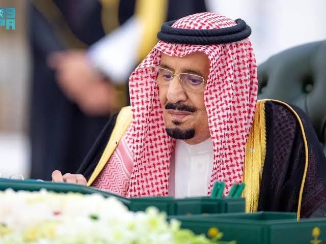 قرارات خادم الحرمين الشريفين بشأن إلغاء نظام الكفالة للعاملين واستبدالها بنظام جديد