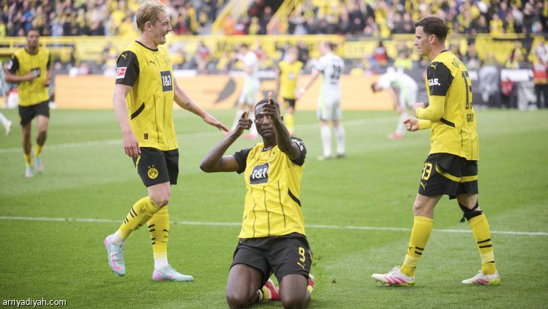 دورتموند يقسو على فولفسبورج برباعية