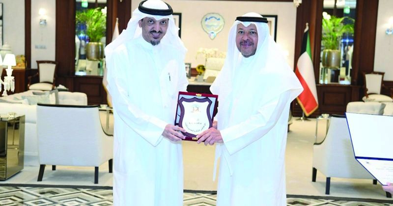 محافظ الفروانية خلال تكريمه عبدالله الشريكة