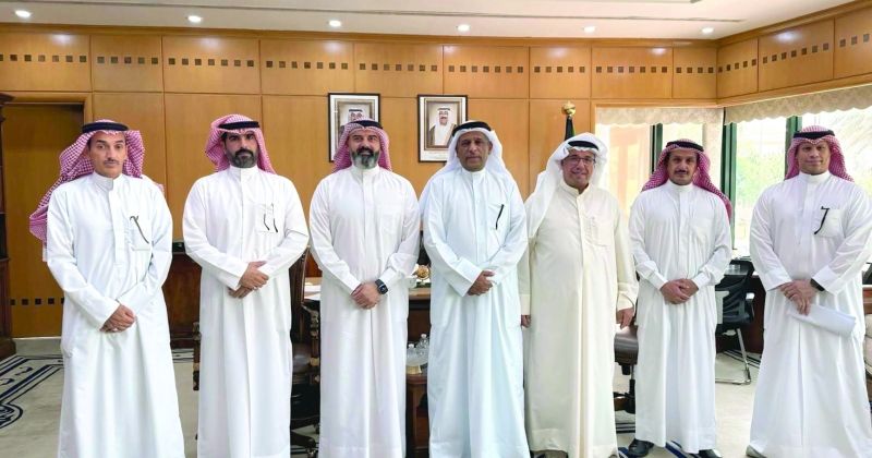 سالم الحاي وممثلو «اتحاد الصيادين» في لقطة جماعية